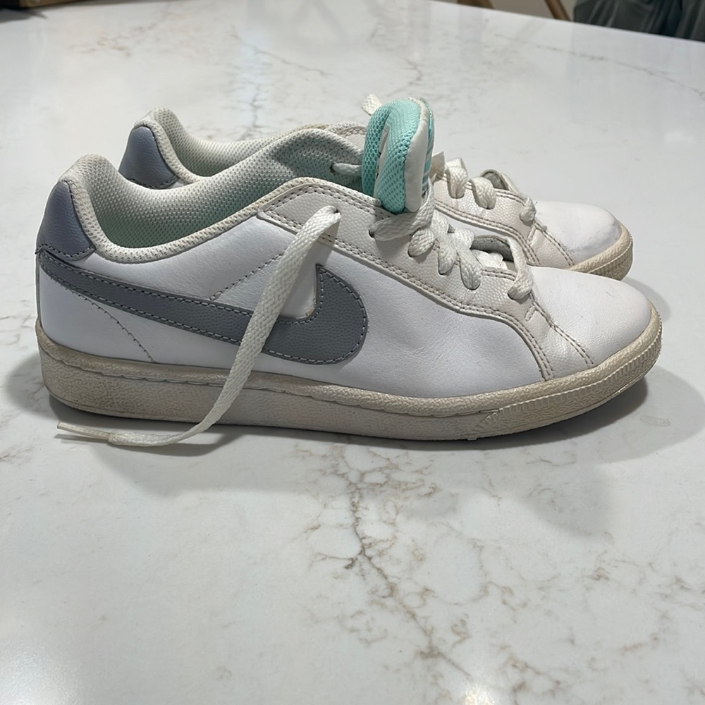 Nike Court Majestic - Womens 6
